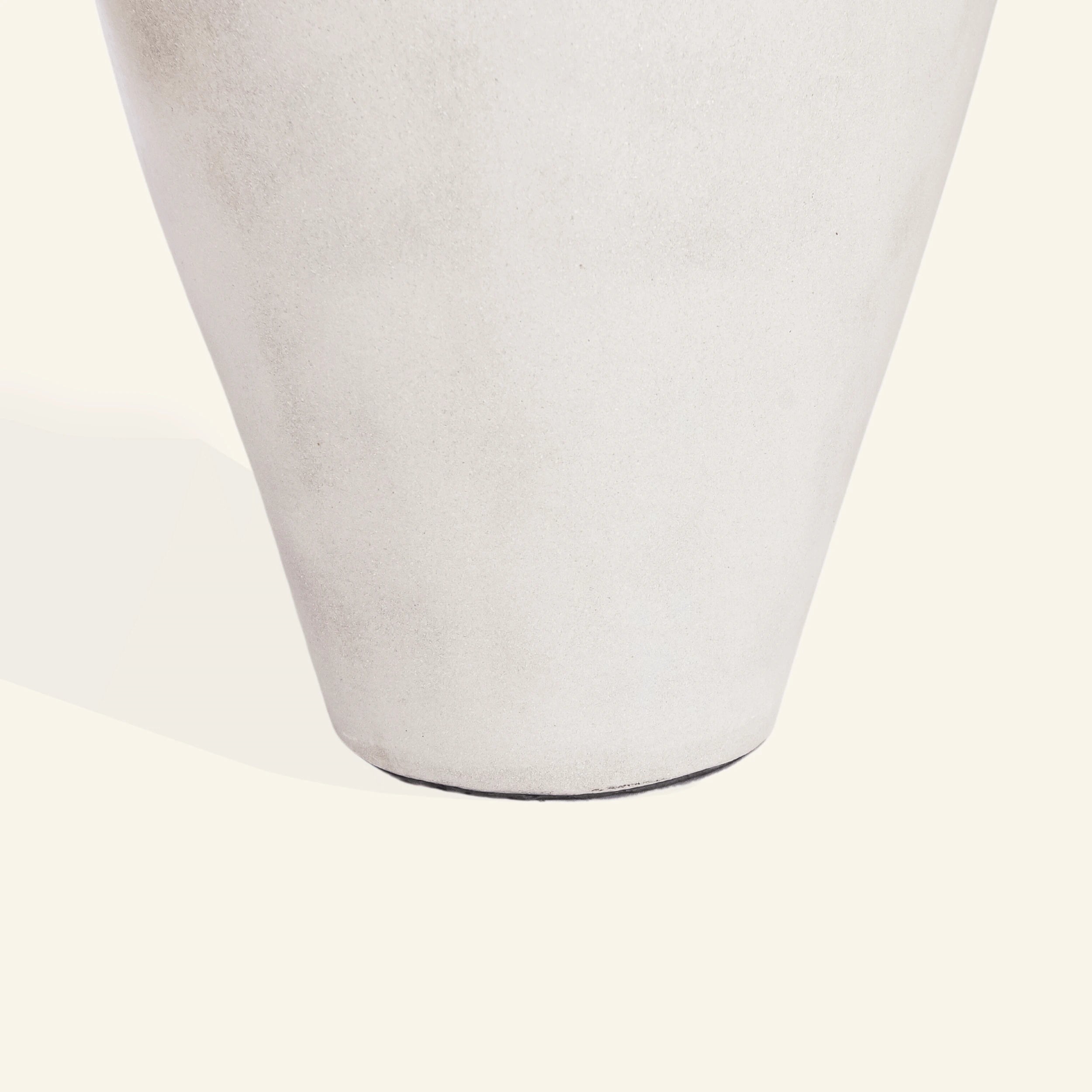 Grand vase décoratif en ciment et herbe de mer - CRUSOË