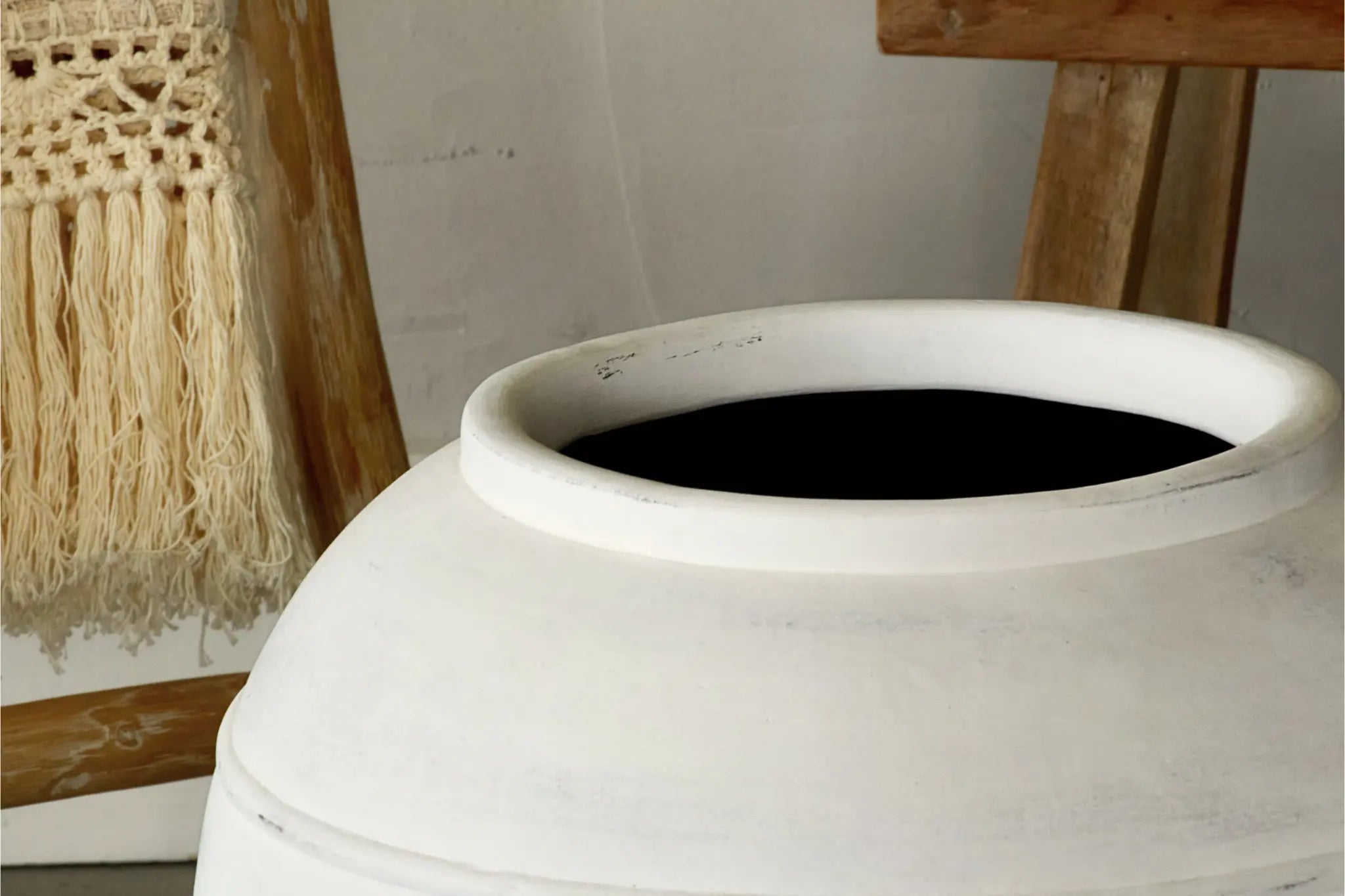 Dalya white terracotta pot