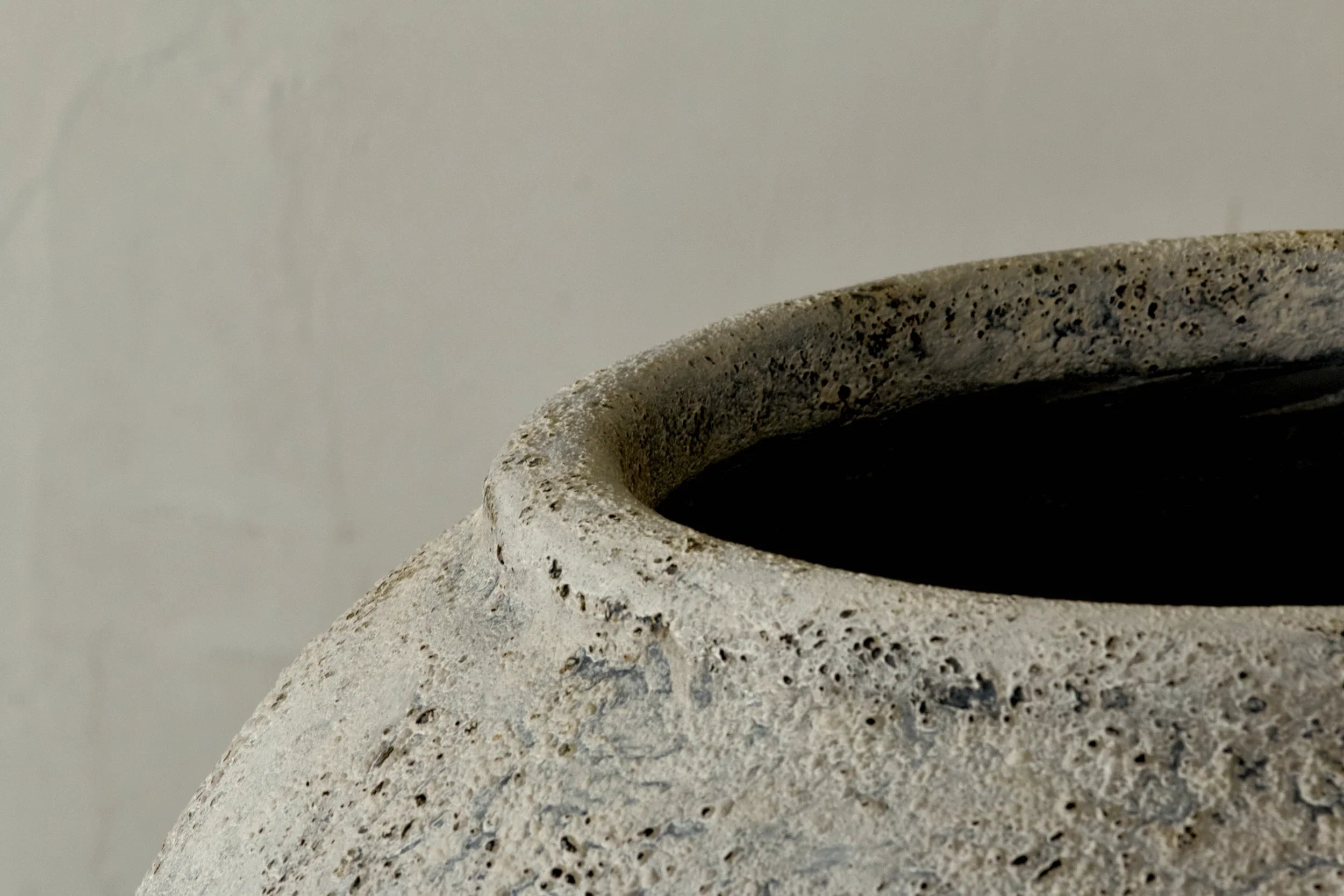 Greco - Large antique cream vase