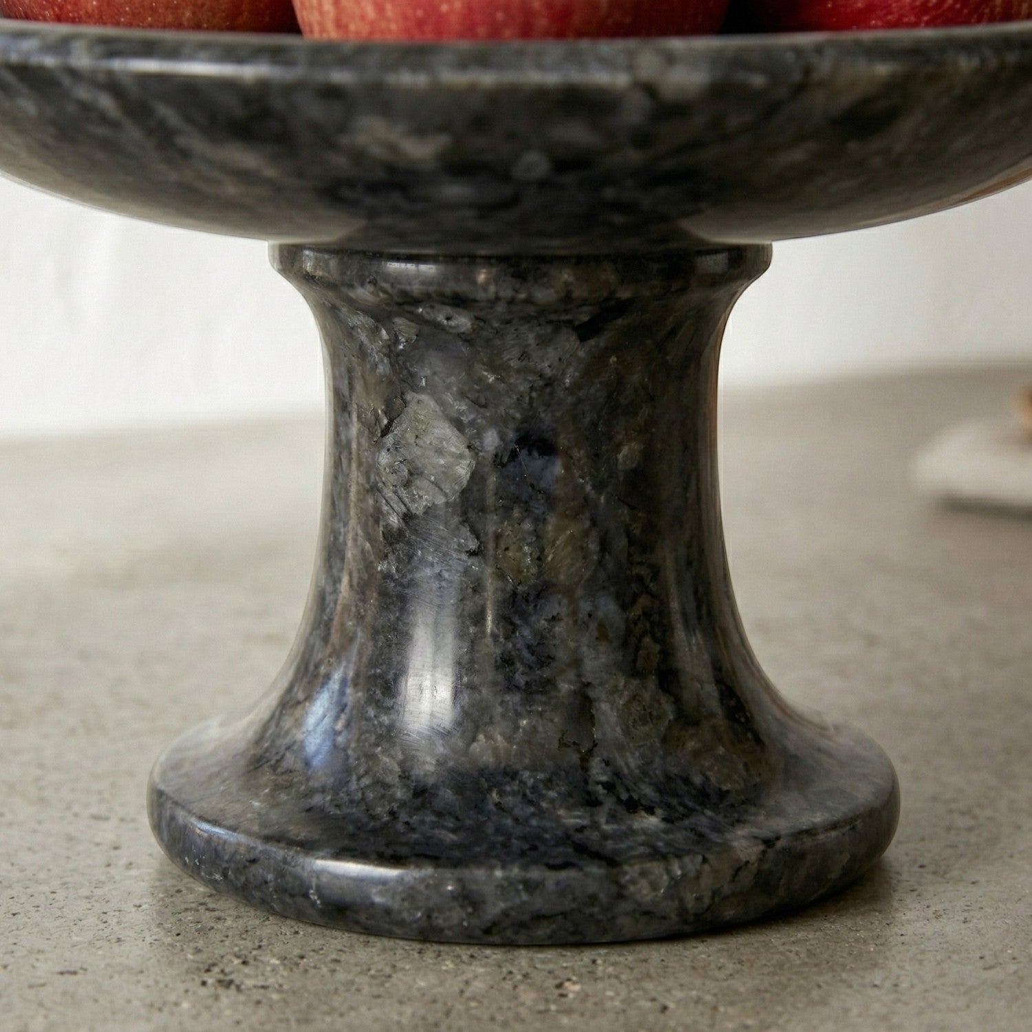 CRUSOË black marble pedestal cake stand with a unique speckled pattern, perfect for serving or display.