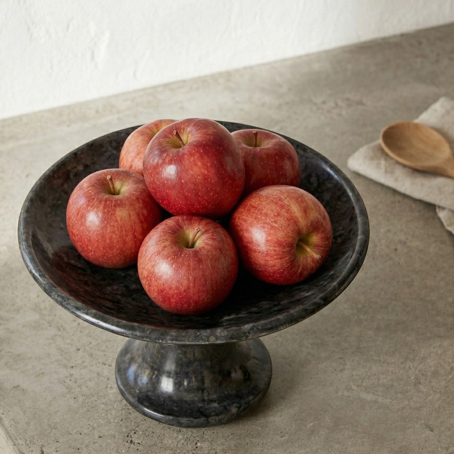 CRUSOË black marble pedestal cake stand with red apples