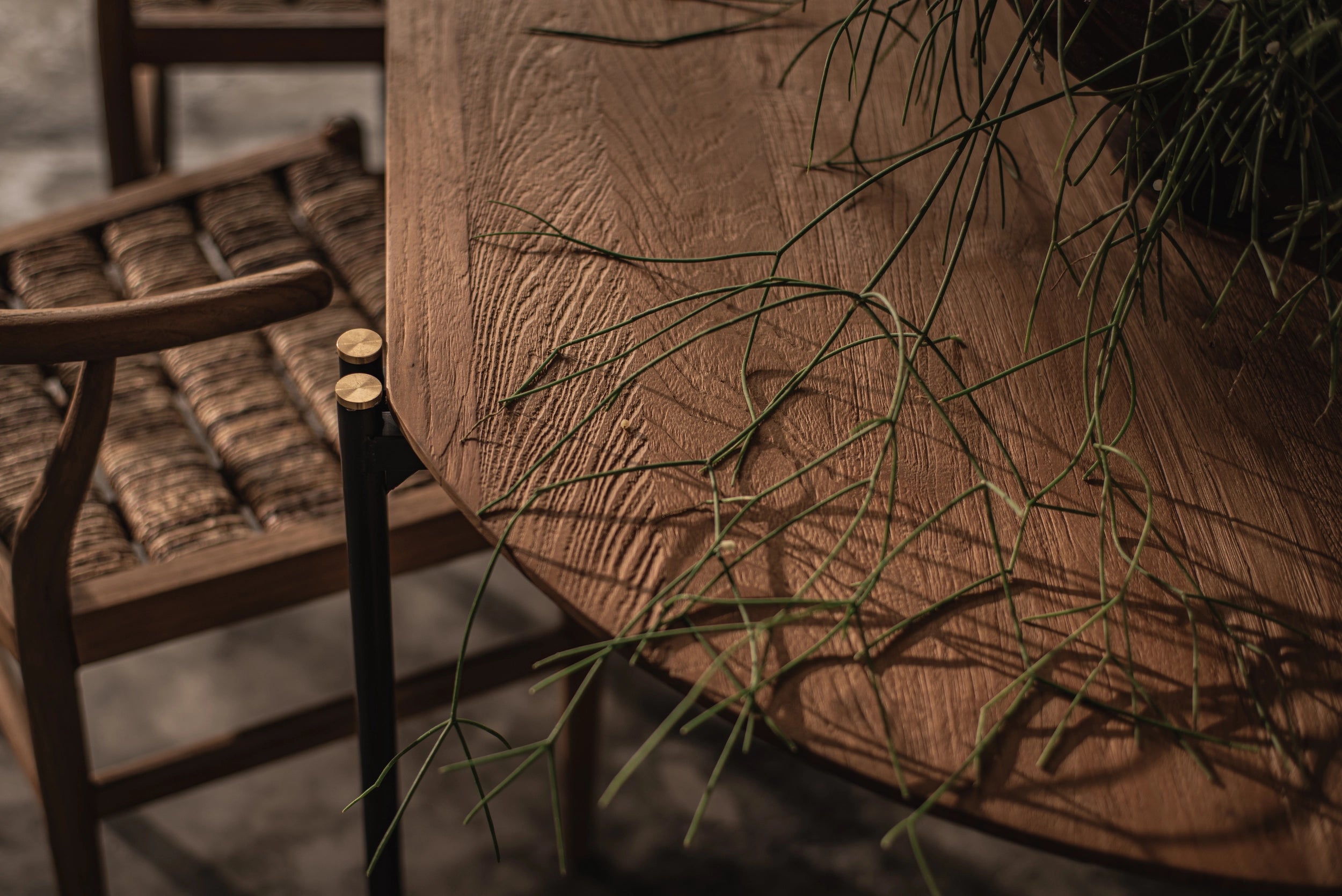 Table de cuisine en bois massif de teck recyclé de la collection exclusive dBodhi X CRUSOË