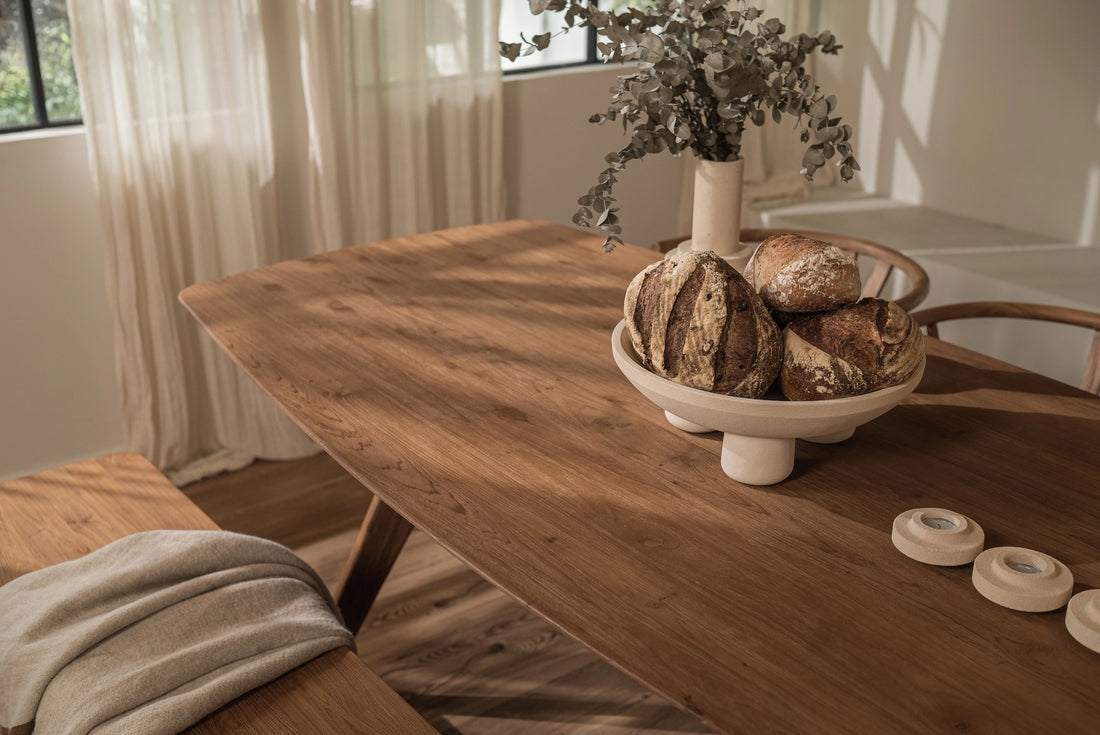 Vue du dessus et détaillée du plateau de table de cuisine en bois massif du modèle Kupu-kupu Ellipse de la collection CRUSOË X dBodhi