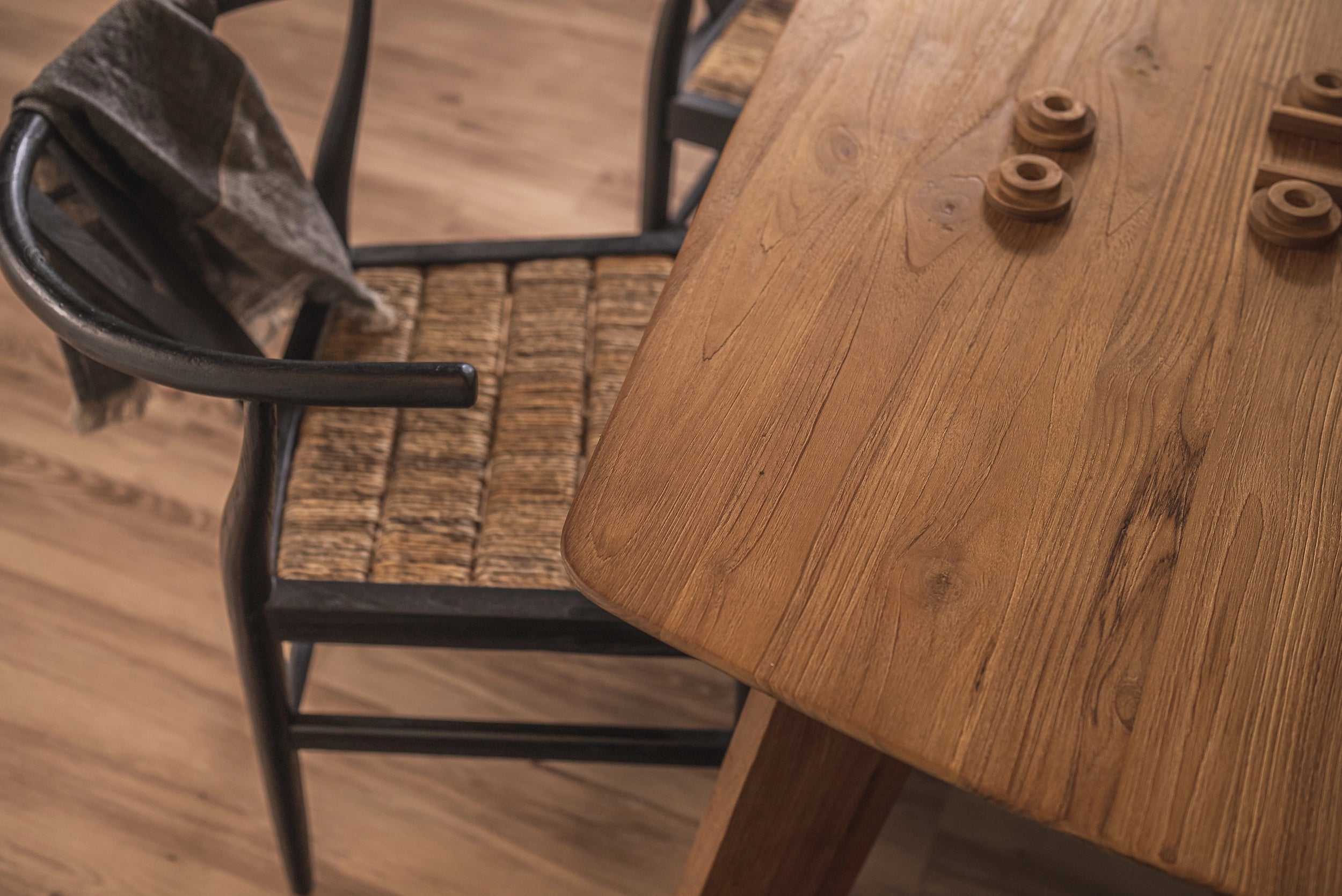Vue du dessus de la table de cuisine en bois massif de teck recyclé du modèle Grace détaillant le grain du bois