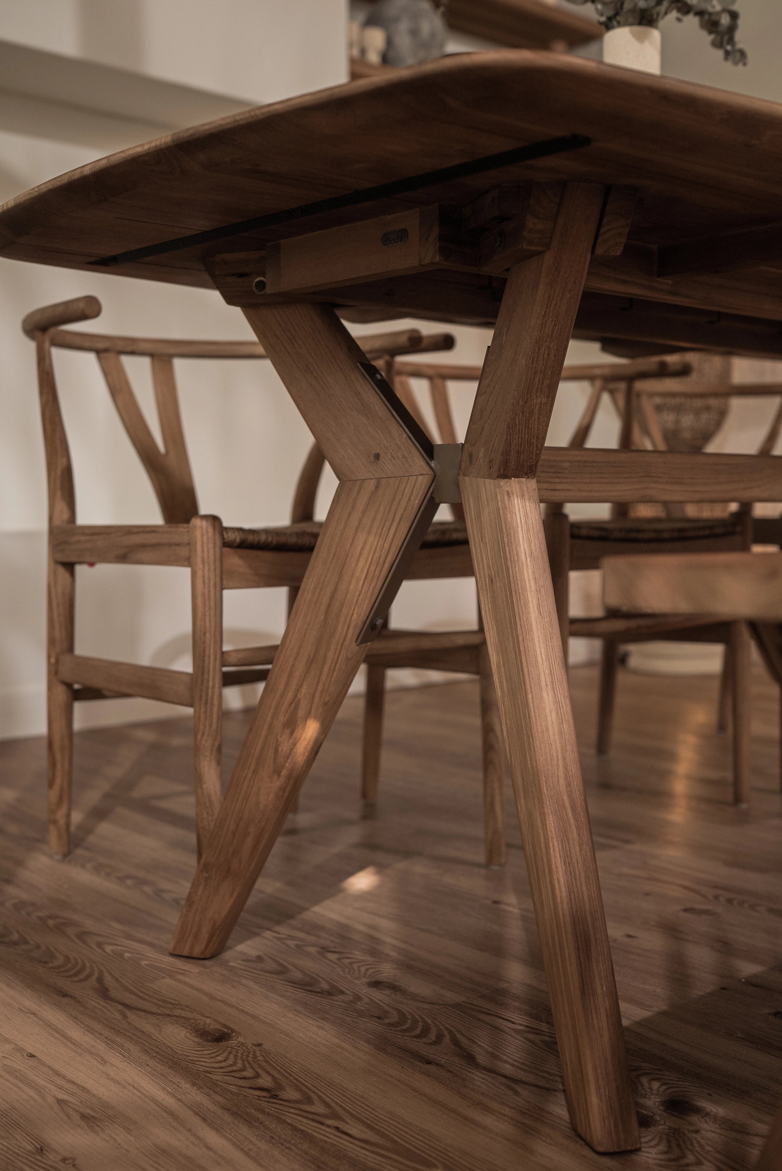 Vue rapprochée du dessous et des pattes de la table de cuisine en bois massif de teck recyclé Kupu Kupu Ellipse de la collection CRUSOË X dBodhi