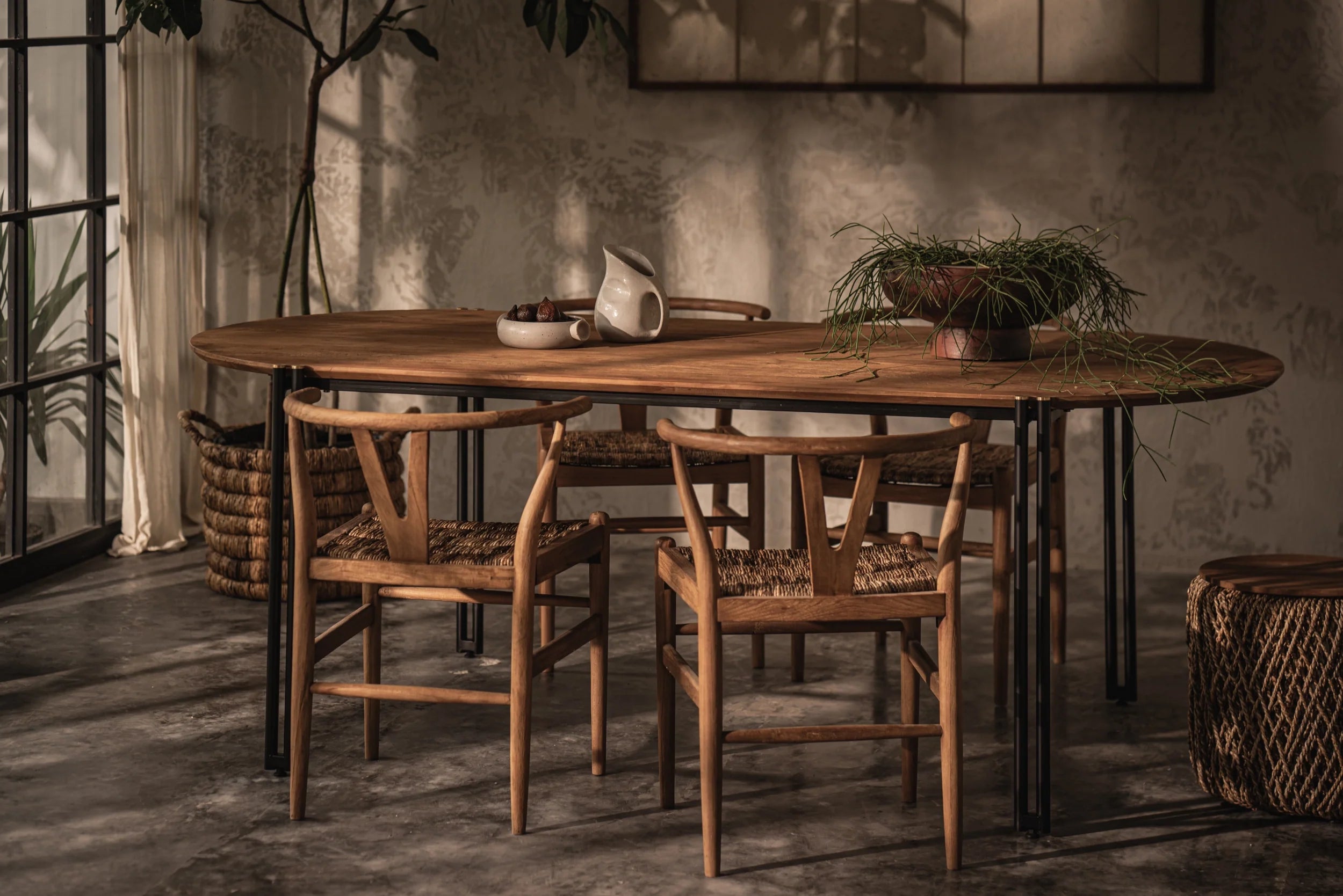 Table en bois massif de la collection exclusive CRUSOË X Dbodhi