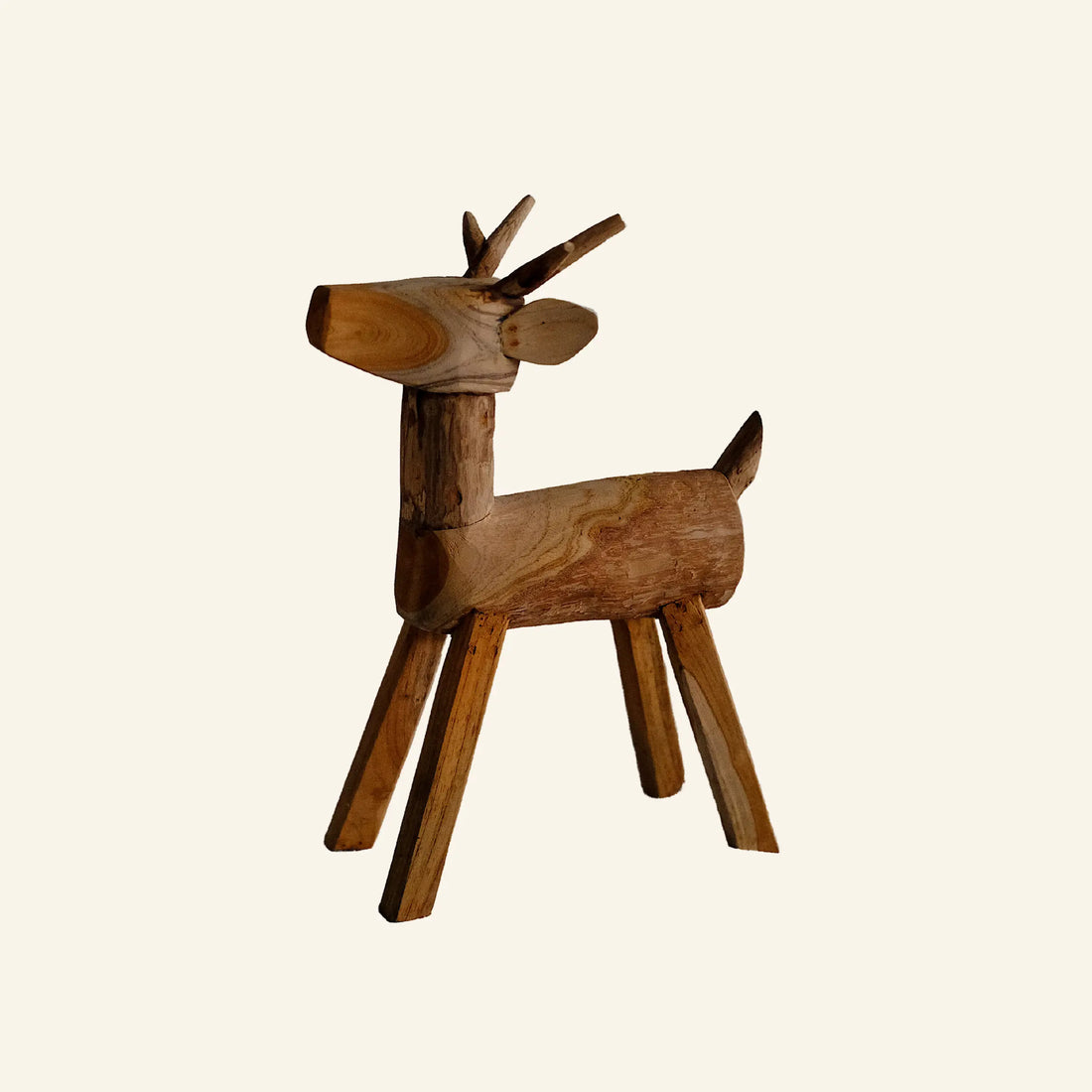Chevreuil en bois et racines de teck