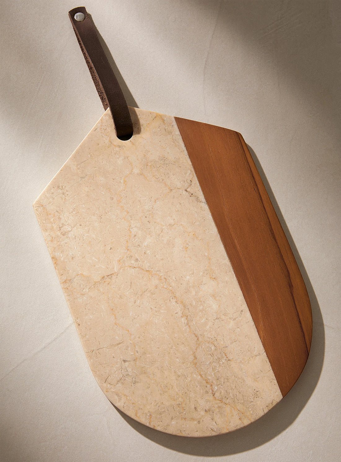 Planche à découper arrondie en marbre blanc et bois de teck
