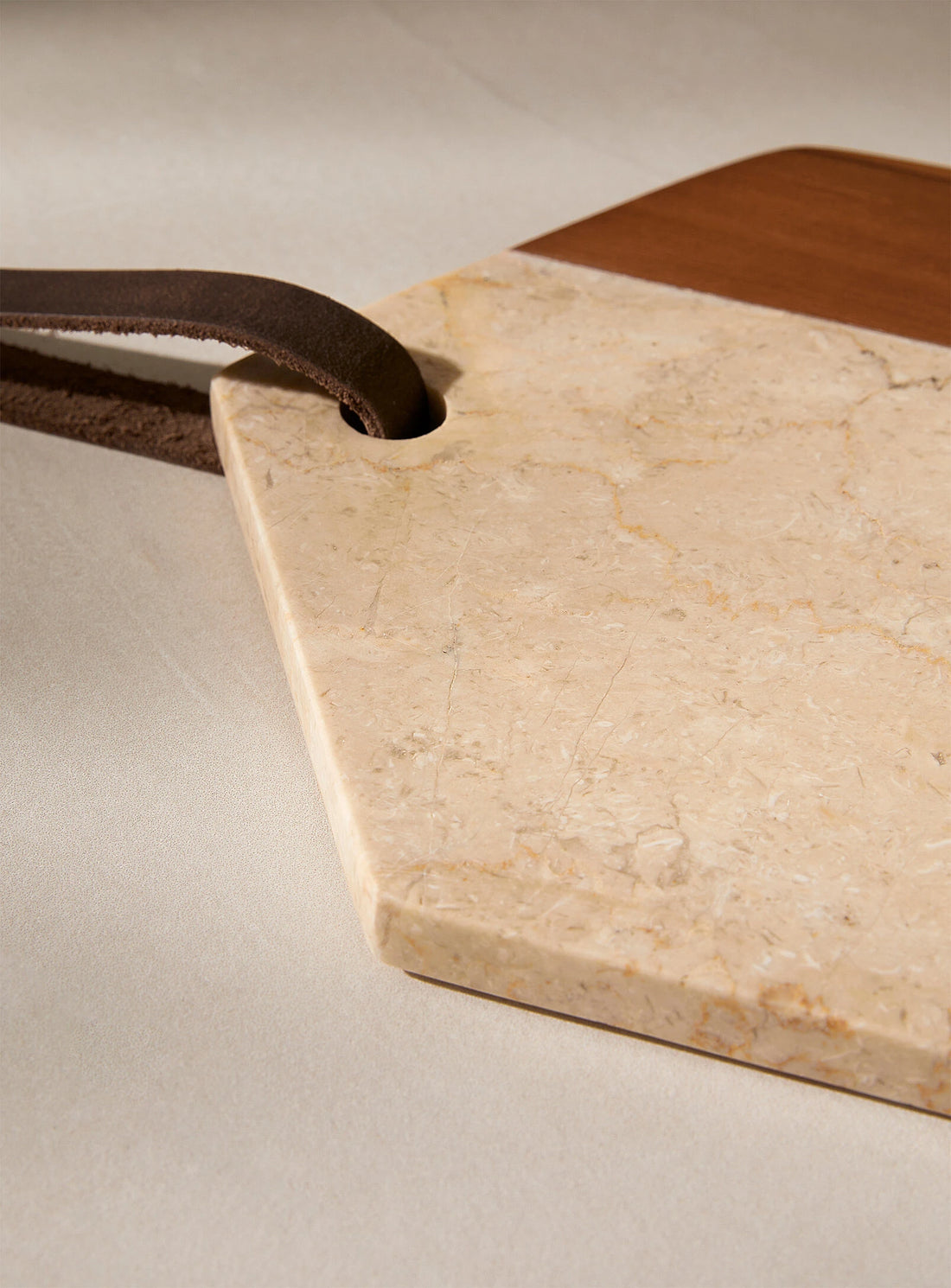 Planche à découper arrondie en marbre blanc et bois de teck