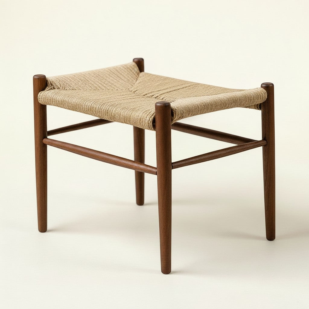CRUSOË Banc Ubud en teck marron avec assise tressée en fibres naturelles, design épuré, pieds fuselés.