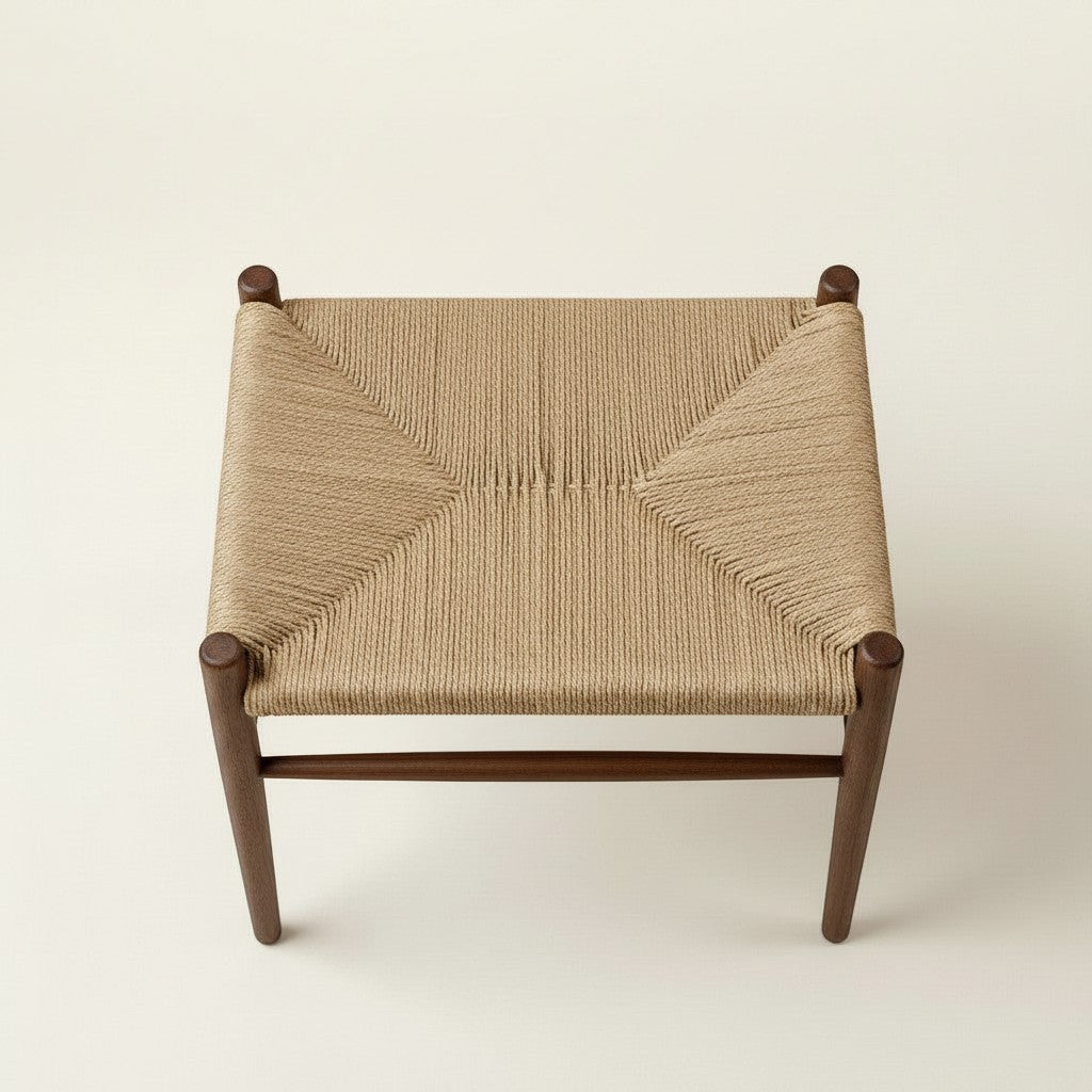 Banc Ubud CRUSOË en teck marron avec assise tressée en fibres naturelles, design épuré, pieds fuselés.