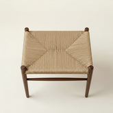 Banc Ubud CRUSOË en teck marron avec assise tressée en fibres naturelles, design épuré, pieds fuselés.