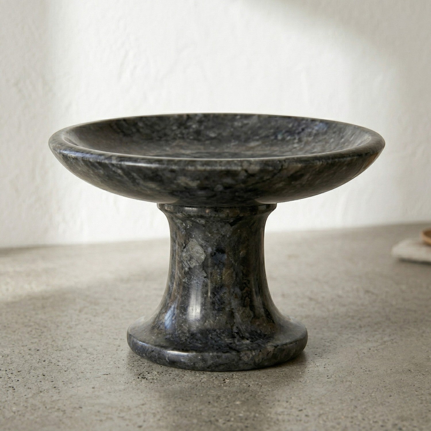 CRUSOË black marble pedestal cake stand, round serving tray with a flared rim and pedestal base.