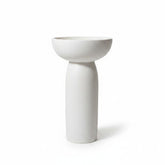 CRUSOË white sculptural pedestal table with a wide shallow bowl on a cylindrical base, modern design.